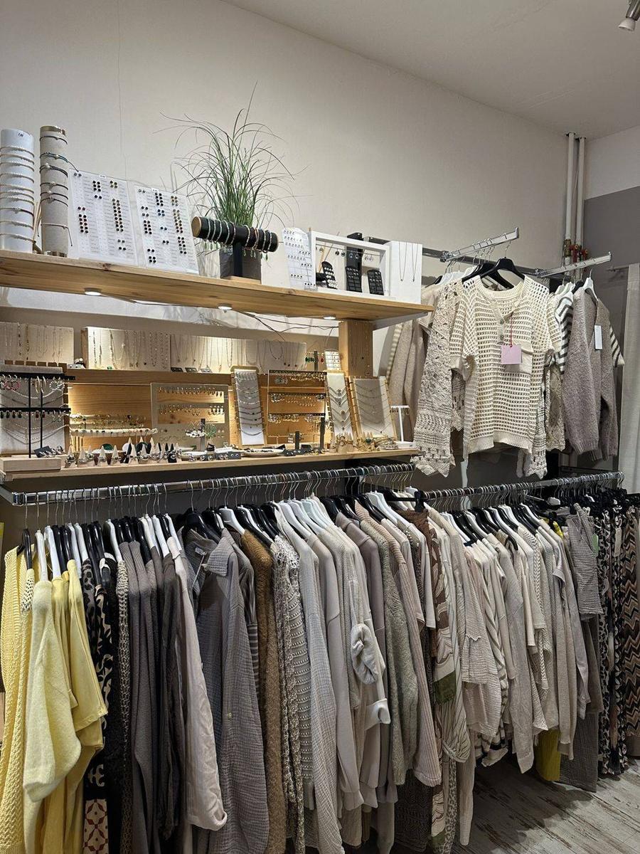Schmuckdisplay und Strickoberteile auf der Kleiderstange